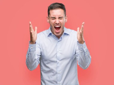 Kızgın ve silah ile başarı için deli kutluyor yakışıklı genç işadamı kaldırdı ve heyecanlı çığlık gözler kapalı. Kazanan kavramı