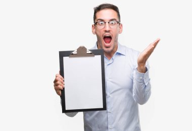 Yakışıklı genç iş adamı ifade kutluyor zafer çığlıkları ile büyük bir pano çok mutlu ve heyecanlı, kazanan gösterilen gülümse ve el kaldırdı