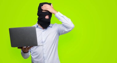 Bir bilgisayar dizüstü bilgisayar kafasına, el ile vurguladı holding iş hacker adamı şok utanç ve sürpriz suratla, öfkeli ve sinirli. Korku ve hata için üzgün.