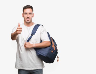 Ok işareti, başparmak ile parmak, mükemmel işareti yapıyor kocaman bir gülümseme ile sırt çantası mutlu tutmak yakışıklı genç