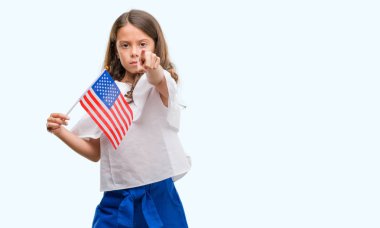 Esmer Latin kız holding bayrak, Amerika Birleşik Devletleri ile kamera ve size parmakla, el işareti, pozitif ve kendinden emin bir jest ön