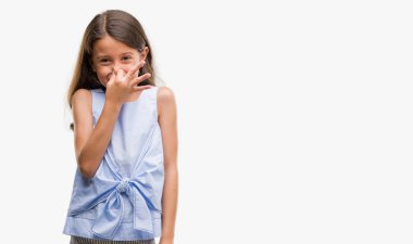 Esmer Latin kız bir şey pis ve iğrenç kokulu, dayanılmaz koku, umutla parmaklarıyla burnuna. Kötü kokuyor kavramı.