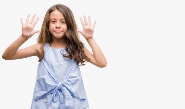 Gösterilen ve parmakları ile işaret esmer Latin kız kendinden emin ve mutlu gülümseyerek süre on numara.