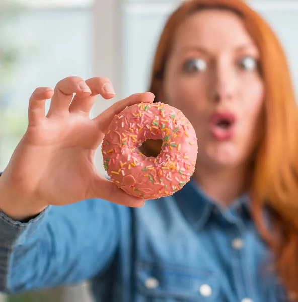 Pelirroja Sosteniendo Donut Casa Asustada Shock Con Una Cara Sorpresa —  Fotos de Stock