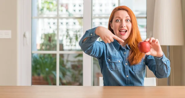 Mulher Ruiva Segurando Maçã Vermelha Casa Muito Feliz Apontando Com — Fotografia de Stock