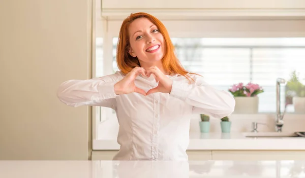 Руда Жінка Кухні Посміхається Любові Показуючи Серцевий Символ Форму Руками — стокове фото