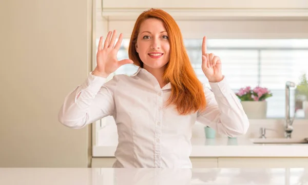 Rusovláska Žena Kuchyni Ukazující Ukázal Prsty Číslo Šest Zatímco Úsměvem — Stock fotografie