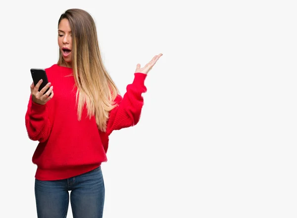 Mulher Bonita Usando Smartphone Muito Feliz Animado Expressão Vencedora Celebrando — Fotografia de Stock