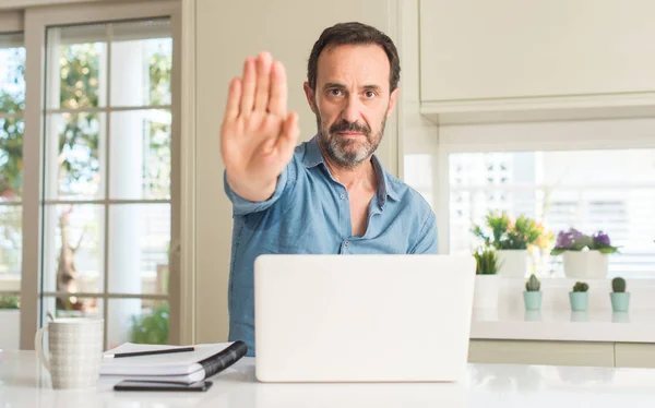 Middelbare Leeftijd Man Met Laptop Thuis Met Open Hand Doen — Stockfoto