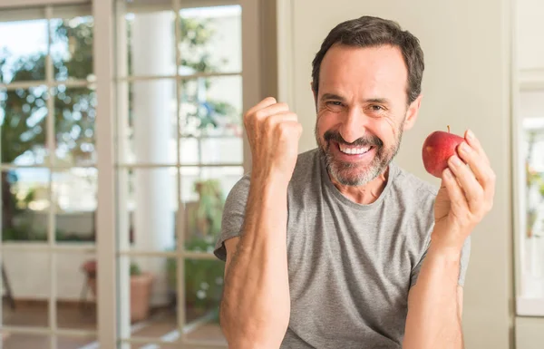 Mann Mittleren Alters Isst Gesunden Roten Apfel Schreit Stolz Und — Stockfoto