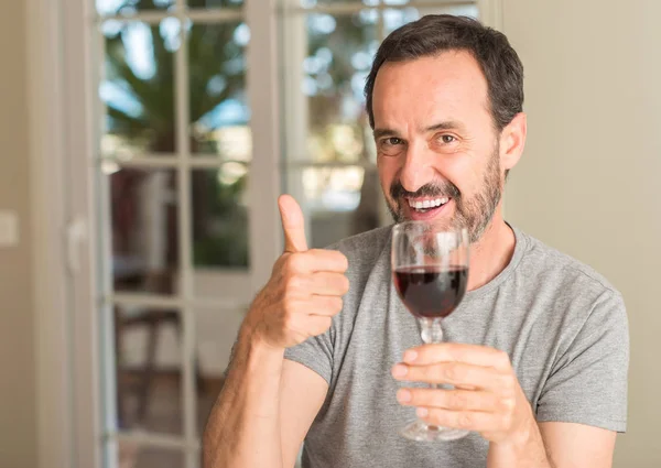 Hombre Mediana Edad Bebiendo Una Copa Vino Feliz Con Una — Foto de Stock