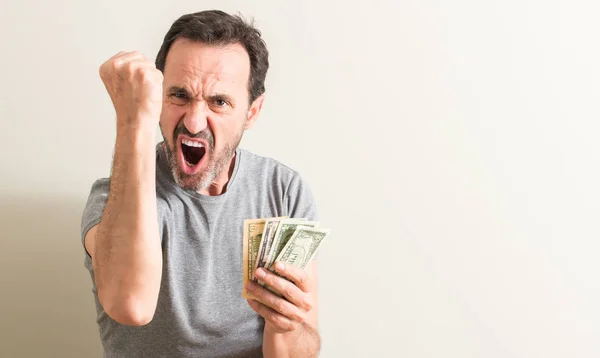 Starszy Mężczyzna Trzyma Pieniądze Dolar Zirytowany Sfrustrowany Krzycząc Gniewu Szalony — Zdjęcie stockowe