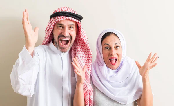 中間年齢アラビア語カップル 女と男非常に幸せと興奮 勝者式笑顔で叫んで勝利を祝ってと手を上げた — ストック写真