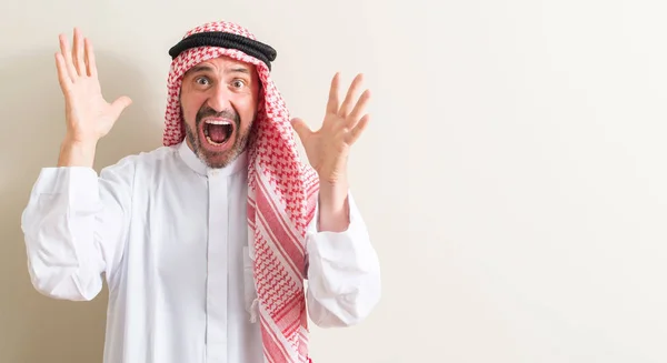 笑顔で叫び 手を上げた勝利を祝って上級アラビア人非常に幸せと興奮 受賞式 — ストック写真