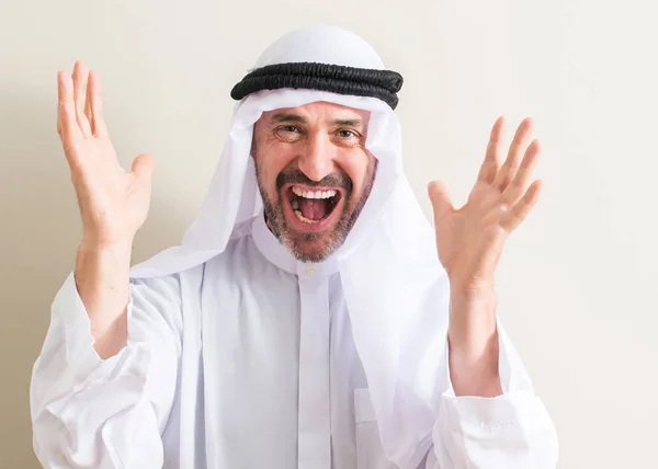 Magas Rangú Arab Férfi Nagyon Boldog Izgatott Győztes Kifejezés Ünneplő — Stock Fotó