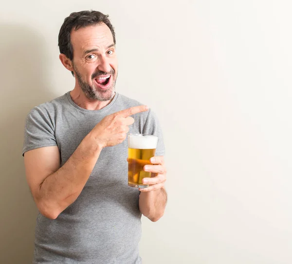 Homem Sênior Bebendo Cerveja Muito Feliz Apontando Com Mão Dedo — Fotografia de Stock