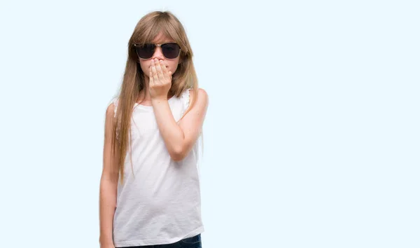 Jovem Criança Loira Usando Óculos Sol Cobrir Boca Com Mão — Fotografia de Stock