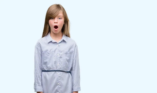 Joven Niña Rubia Vistiendo Camisa Azul Asustada Shock Con Una —  Fotos de Stock