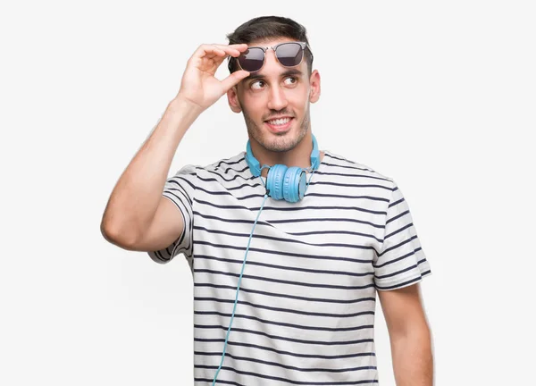 Hombre Joven Guapo Con Auriculares Sonriendo Mirando Hacia Lado Mirando —  Fotos de Stock