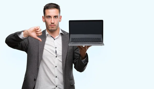Красивый Молодой Человек Компьютером Ноутбук Сердитым Лицом Негативный Знак Показывает — стоковое фото