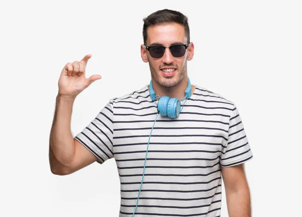 Hombre Joven Guapo Con Auriculares Sonriendo Gesto Seguro Con Mano —  Fotos de Stock