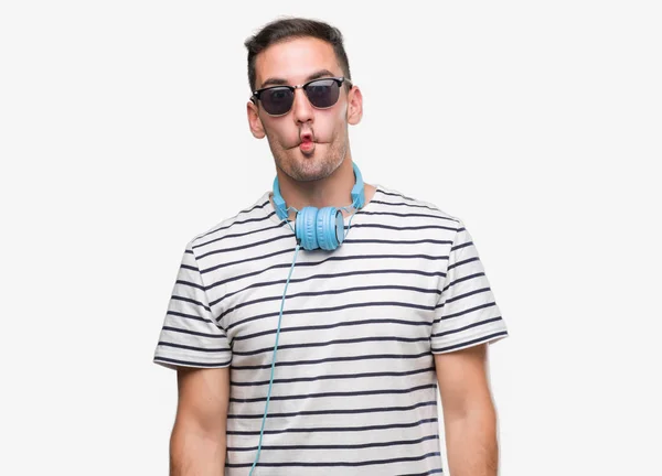 Όμορφος Νεαρός Άνδρας Φορώντας Ακουστικά Κάνοντας Ψάρια Πρόσωπο Χείλη Τρελό — Φωτογραφία Αρχείου