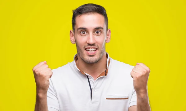 Guapo Joven Casual Hombre Vistiendo Camiseta Blanca Gritando Orgulloso Celebrando — Foto de Stock