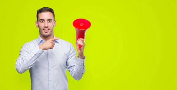 Guapo Joven Sosteniendo Micrófono Muy Feliz Señalando Con Mano Dedo — Foto de Stock