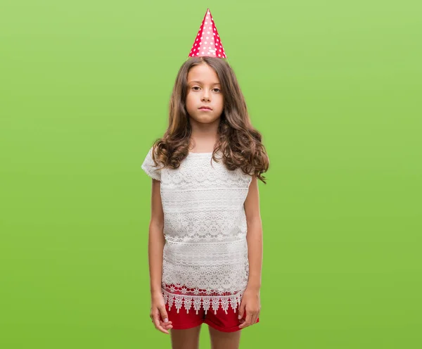 Menina Hispânica Morena Usando Chapéu Aniversário Com Uma Expressão Confiante — Fotografia de Stock