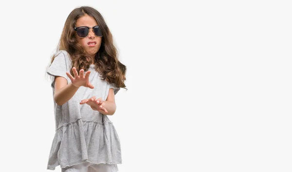 Menina Hispânica Morena Usando Óculos Sol Expressão Enojada Descontente Temeroso — Fotografia de Stock