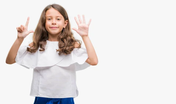 Брюнетка Латиноамериканського Дівчина Показ Вказуючи Пальцями Число Сім Посміхаючись Впевненими — стокове фото