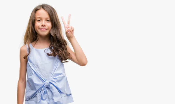 Brunetka Dziewczynka Hiszpanin Wyświetlono Skierowaną Górę Palcami Numer Dwa Jednocześnie — Zdjęcie stockowe