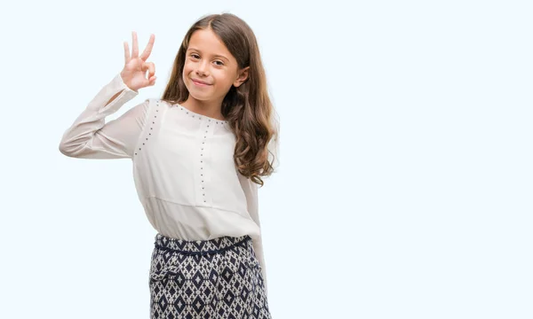 Μελαχρινή Κορίτσι Ισπανόφωνος Χαμογελώντας Θετική Κάνει Εντάξει Σύμβολο Χέρι Και — Φωτογραφία Αρχείου