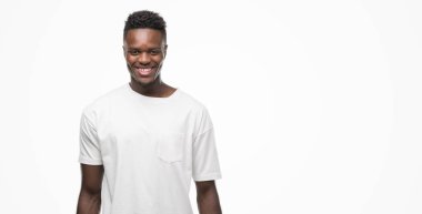 Yüzünde mutlu ve güzel bir gülümseme ile beyaz t-shirt giyen genç Afro-Amerikan adam. Şanslı kişi.