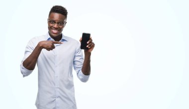 El ve parmak ile işaret çok mutlu Smartphone kullanan genç Afro-Amerikan adam