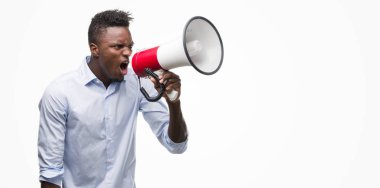 Genç Afro-Amerikan adam elinde megafon ile öfke, çılgın ve yükseltilmiş eliyle diye bağıran rahatsız ve hayal kırıklığına uğramış öfke kavramı bağırarak