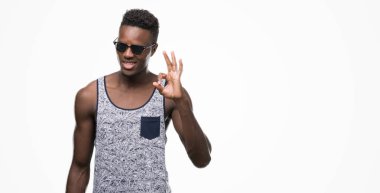 Parmak, mükemmel sembolü ile ok işareti yapan genç Afro-Amerikan erkek