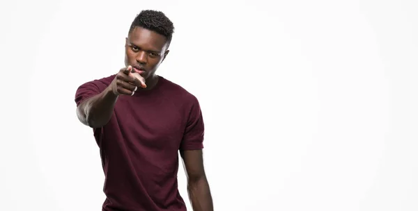 Junger Afrikanisch Amerikanischer Mann Zeigt Mit Dem Finger Auf Die — Stockfoto