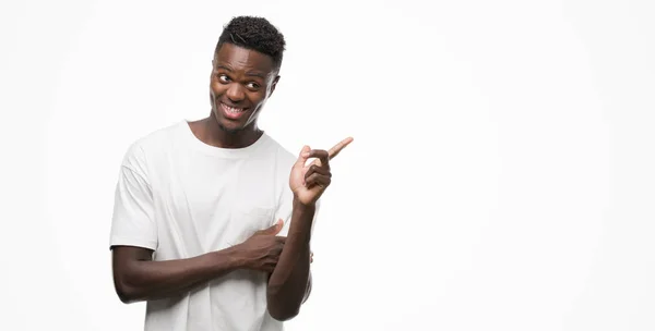 Νεαρός Αφρικανική Αμερικανική Άνθρωπος Που Φορώντας Άσπρο Shirt Ένα Μεγάλο — Φωτογραφία Αρχείου
