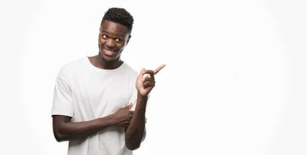 Jonge Afro Amerikaanse Man Dragen Witte Shirt Met Een Grote — Stockfoto