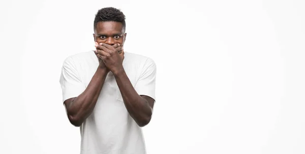 Joven Afroamericano Vestido Con Una Camiseta Blanca Sorprendió Cubriendo Boca — Foto de Stock