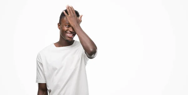 Joven Afroamericano Hombre Vistiendo Camiseta Blanca Sorprendido Con Mano Cabeza —  Fotos de Stock