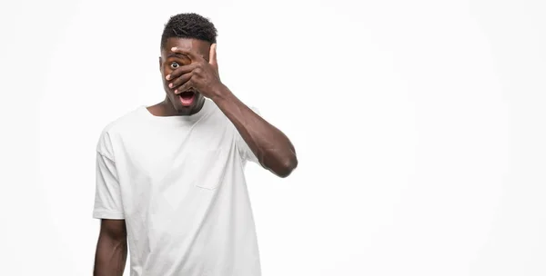 Joven Hombre Afroamericano Vistiendo Camiseta Blanca Asomándose Shock Cubriendo Cara — Foto de Stock