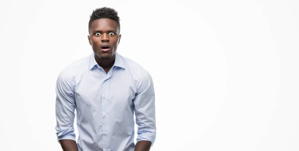 Młody Człowiek African American Koszulkę Przestraszony Szoku Ścianą Niespodzianka Boi — Zdjęcie stockowe
