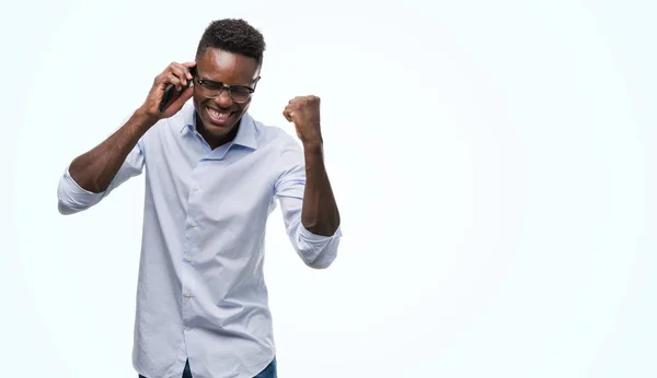 年轻的非洲裔美国人使用智能手机尖叫自豪和庆祝胜利和成功非常兴奋 欢呼的情绪 — 图库照片
