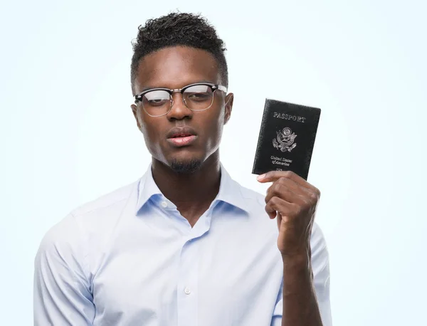 Joven Afroamericano Portador Pasaporte Los Estados Unidos América Con Una — Foto de Stock