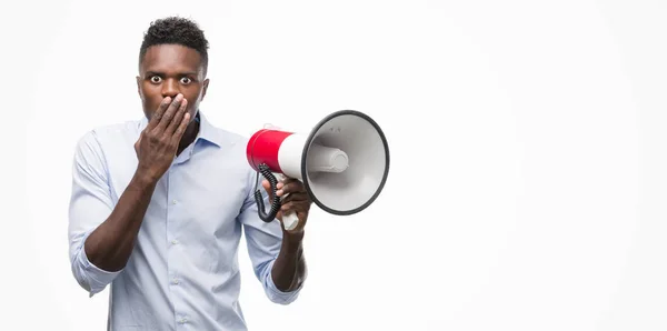 Молодий Афроамериканець Людиною Проведення Мегафон Покриття Рота Рукою Вражений Ганьба — стокове фото