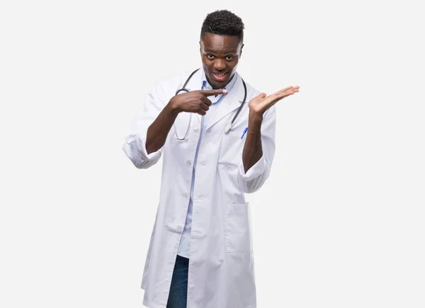 Unga Afroamerikanska Man Klädd Läkare Pälsen Mycket Glad Pekar Med — Stockfoto