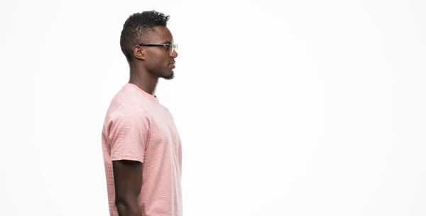 Jonge African American Man Die Roze Shirt Zoek Naar Kant — Stockfoto