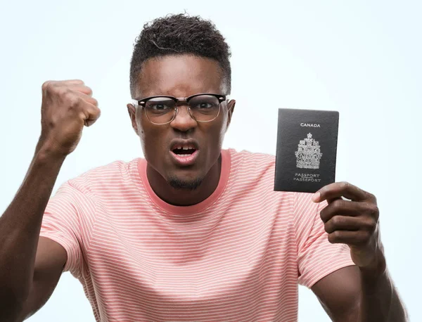 Joven Afroamericano Portador Pasaporte Canadiense Molesto Frustrado Gritando Con Ira — Foto de Stock